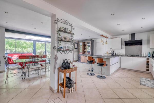 Christophe Michaudelle – CAPIFRANCE - vous propose à JUILLY : maison - 7 pièces - 175 m² - 5 chambres - grandes pièces de vie avec véranda - 2 pièces d'eau - dressing - buanderie - garage et stationne