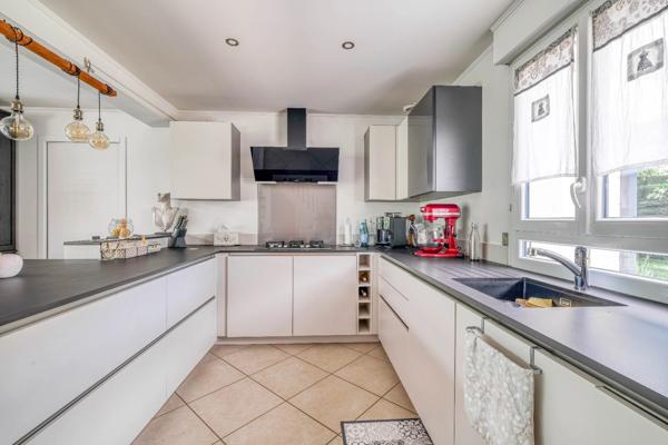 Christophe Michaudelle – CAPIFRANCE - vous propose à JUILLY : maison - 7 pièces - 175 m² - 5 chambres - grandes pièces de vie avec véranda - 2 pièces d'eau - dressing - buanderie - garage et stationne
