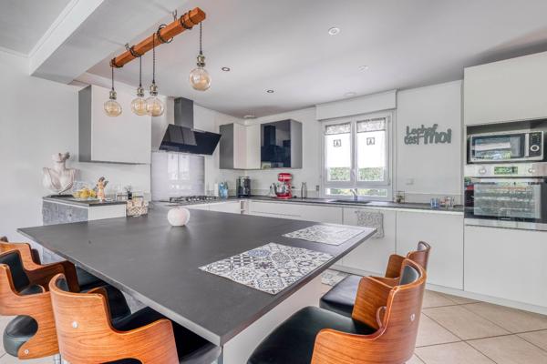 Christophe Michaudelle – CAPIFRANCE - vous propose à JUILLY : maison - 7 pièces - 175 m² - 5 chambres - grandes pièces de vie avec véranda - 2 pièces d'eau - dressing - buanderie - garage et stationne