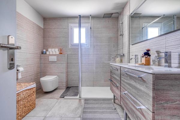 Christophe Michaudelle – CAPIFRANCE - vous propose à JUILLY : maison - 7 pièces - 175 m² - 5 chambres - grandes pièces de vie avec véranda - 2 pièces d'eau - dressing - buanderie - garage et stationne