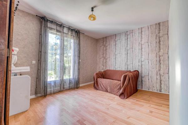 Christophe Michaudelle – CAPIFRANCE - vous propose à JUILLY : maison - 7 pièces - 175 m² - 5 chambres - grandes pièces de vie avec véranda - 2 pièces d'eau - dressing - buanderie - garage et stationne