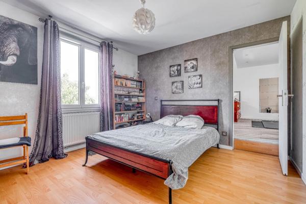 Christophe Michaudelle – CAPIFRANCE - vous propose à JUILLY : maison - 7 pièces - 175 m² - 5 chambres - grandes pièces de vie avec véranda - 2 pièces d'eau - dressing - buanderie - garage et stationne