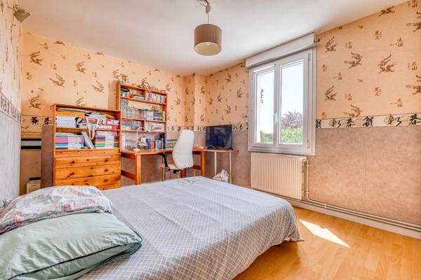 Christophe Michaudelle – CAPIFRANCE - vous propose à JUILLY : maison - 7 pièces - 175 m² - 5 chambres - grandes pièces de vie avec véranda - 2 pièces d'eau - dressing - buanderie - garage et stationne