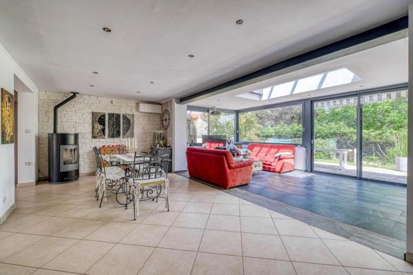 Christophe Michaudelle – CAPIFRANCE - vous propose à JUILLY : maison - 7 pièces - 175 m² - 5 chambres - grandes pièces de vie avec véranda - 2 pièces d'eau - dressing - buanderie - garage et stationne