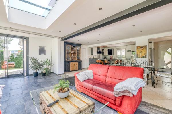 Christophe Michaudelle – CAPIFRANCE - vous propose à JUILLY : maison - 7 pièces - 175 m² - 5 chambres - grandes pièces de vie avec véranda - 2 pièces d'eau - dressing - buanderie - garage et stationne