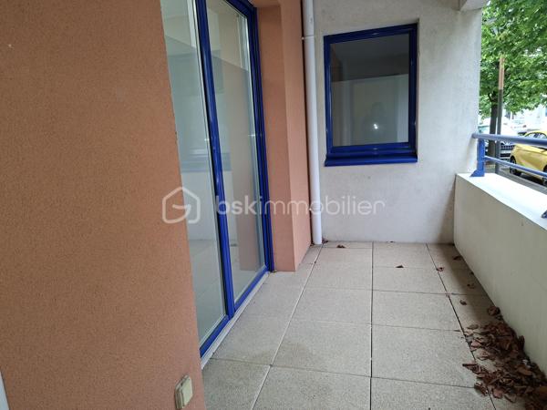 IDEALEMENT situé à proximité immédiate de la gare des Sables d'Olonne, venez découvrir ce T3 en rez de chaussée avec terrasse dans une résidence de standing sécurisée et très bien entretenue vous offre un cadre de vie exceptionnel: le port; les commerces et le centre ville sont accessibles en moins de 5 mns à pied.
L'appartement en excellent état s'articule autour d'un hall d'entrée qui dessert une cuisine équipée et un généreux salon-séjour.
Les deux chambres disposées de façon indépendantes, bénéficient chacune de leur propre salle de bain: un confort rare à ce prix!
Les wc avec lave mains sont séparés. 
L'appartement est actuellement un cabinet dentaire qui sera  remis aux normes d'habitation pour la vente.
Un box fermé est disponible en sus. 
Ce bien constitue une belle opportunité d'investissement dans un quartier prisé.
SES ATOUTS:
*Emplacement idéal
*Quartier prisé
*Remise aux normes d'habitation par les propriétaires actuels
*Ravalement pris en charge par les propriétaires actuels
*Configuration idéale pour de la colocation
*Appartement aux charges raisonnables
*Aucune procédure en cours dans la copropriété
Contactez moi pour planifier une visite