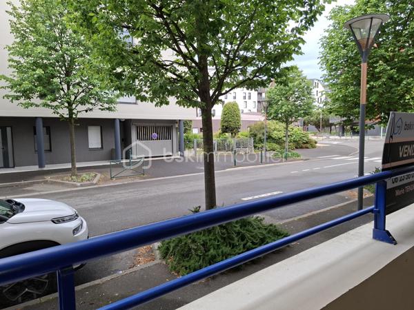 IDEALEMENT situé à proximité immédiate de la gare des Sables d'Olonne, venez découvrir ce T3 en rez de chaussée avec terrasse dans une résidence de standing sécurisée et très bien entretenue vous offre un cadre de vie exceptionnel: le port; les commerces et le centre ville sont accessibles en moins de 5 mns à pied.
L'appartement en excellent état s'articule autour d'un hall d'entrée qui dessert une cuisine équipée et un généreux salon-séjour.
Les deux chambres disposées de façon indépendantes, bénéficient chacune de leur propre salle de bain: un confort rare à ce prix!
Les wc avec lave mains sont séparés. 
L'appartement est actuellement un cabinet dentaire qui sera  remis aux normes d'habitation pour la vente.
Un box fermé est disponible en sus. 
Ce bien constitue une belle opportunité d'investissement dans un quartier prisé.
SES ATOUTS:
*Emplacement idéal
*Quartier prisé
*Remise aux normes d'habitation par les propriétaires actuels
*Ravalement pris en charge par les propriétaires actuels
*Configuration idéale pour de la colocation
*Appartement aux charges raisonnables
*Aucune procédure en cours dans la copropriété
Contactez moi pour planifier une visite