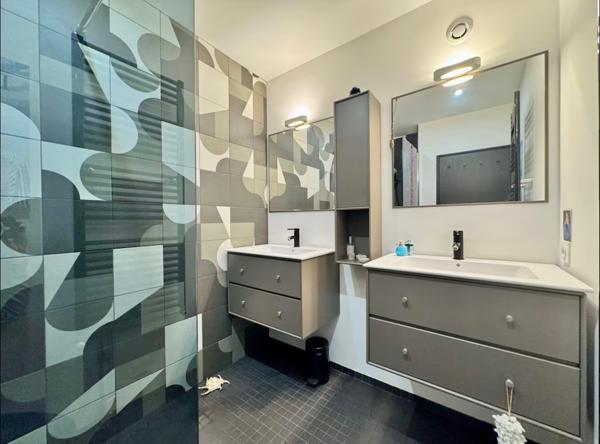 Magnifique T3 rénové balcon stationnement.