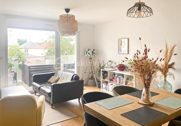 Vous recherchez un bien récent, confortable aux prestations de qualité ?
Vous êtes au bon endroit !

J'ai le plaisir de vous présenter cet appartement au coeur de la commune de La Chapelle des Fougeretz à quelques pas du centre bourg
Situé au 1er étage / 3, vous profiterez d'une belle exposition Sud Ouest 

Points forts :
- À deux pas des commodités
- Résidence récente de 2023 avec ascenseur
- Copropriété sécurisée et surveillée 
- Environnement calme et paysagé 
- Exposition Sud Ouest
- Petite terrasse sans vis à vis
- Faible consommation énergétique (panneaux solaires)
- Eau chaude incluse dans les charges 
- Buanderie aménagée 
- Place de stationnement extérieure et garage fermé
- Garage à vélos

Un intérieur moderne et fonctionnel 
Dès l'entrée vous découvrirez un agencement optimisé séparant harmonieusement l'espace nuit des pièces de vie

L'espace nuit : 
Deux chambres lumineuses équipées de fenêtres oscillo battantes
Une salle de bain contemporaine avec une spacieuse douche (170x90cm) et sèche serviette
Un WC suspendu indépendant
Une buanderie aménagée avec rangement et espace dédié au lave linge et sèche linge 

L'espace de vie : 
Convivial et très lumineux, vous profiterez d'une cuisine ouverte entèrement équipée
Four, plaques induction, hotte design et lave-vaisselle

Le salon séjour s'ouvre largement sur l'espace extérieur et bénéficie d'une vue dégagée 
Vous pourrez alors profitez d'une petite terrasse idéale pour vos repas de plein air ou vos moments de détente

Ce bien réunit tous les critères pour un confort de vie optimal
N'attendez plus !