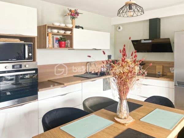 Vous recherchez un bien récent, confortable aux prestations de qualité ?
Vous êtes au bon endroit !

J'ai le plaisir de vous présenter cet appartement au coeur de la commune de La Chapelle des Fougeretz à quelques pas du centre bourg
Situé au 1er étage / 3, vous profiterez d'une belle exposition Sud Ouest 

Points forts :
- À deux pas des commodités
- Résidence récente de 2023 avec ascenseur
- Copropriété sécurisée et surveillée 
- Environnement calme et paysagé 
- Exposition Sud Ouest
- Petite terrasse sans vis à vis
- Faible consommation énergétique (panneaux solaires)
- Eau chaude incluse dans les charges 
- Buanderie aménagée 
- Place de stationnement extérieure et garage fermé
- Garage à vélos

Un intérieur moderne et fonctionnel 
Dès l'entrée vous découvrirez un agencement optimisé séparant harmonieusement l'espace nuit des pièces de vie

L'espace nuit : 
Deux chambres lumineuses équipées de fenêtres oscillo battantes
Une salle de bain contemporaine avec une spacieuse douche (170x90cm) et sèche serviette
Un WC suspendu indépendant
Une buanderie aménagée avec rangement et espace dédié au lave linge et sèche linge 

L'espace de vie : 
Convivial et très lumineux, vous profiterez d'une cuisine ouverte entèrement équipée
Four, plaques induction, hotte design et lave-vaisselle

Le salon séjour s'ouvre largement sur l'espace extérieur et bénéficie d'une vue dégagée 
Vous pourrez alors profitez d'une petite terrasse idéale pour vos repas de plein air ou vos moments de détente

Ce bien réunit tous les critères pour un confort de vie optimal
N'attendez plus !