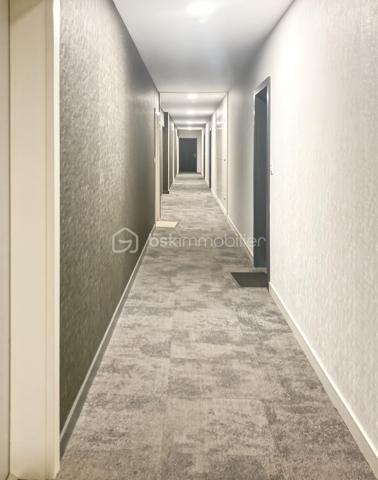 Vous recherchez un bien récent, confortable aux prestations de qualité ?
Vous êtes au bon endroit !

J'ai le plaisir de vous présenter cet appartement au coeur de la commune de La Chapelle des Fougeretz à quelques pas du centre bourg
Situé au 1er étage / 3, vous profiterez d'une belle exposition Sud Ouest 

Points forts :
- À deux pas des commodités
- Résidence récente de 2023 avec ascenseur
- Copropriété sécurisée et surveillée 
- Environnement calme et paysagé 
- Exposition Sud Ouest
- Petite terrasse sans vis à vis
- Faible consommation énergétique (panneaux solaires)
- Eau chaude incluse dans les charges 
- Buanderie aménagée 
- Place de stationnement extérieure et garage fermé
- Garage à vélos

Un intérieur moderne et fonctionnel 
Dès l'entrée vous découvrirez un agencement optimisé séparant harmonieusement l'espace nuit des pièces de vie

L'espace nuit : 
Deux chambres lumineuses équipées de fenêtres oscillo battantes
Une salle de bain contemporaine avec une spacieuse douche (170x90cm) et sèche serviette
Un WC suspendu indépendant
Une buanderie aménagée avec rangement et espace dédié au lave linge et sèche linge 

L'espace de vie : 
Convivial et très lumineux, vous profiterez d'une cuisine ouverte entèrement équipée
Four, plaques induction, hotte design et lave-vaisselle

Le salon séjour s'ouvre largement sur l'espace extérieur et bénéficie d'une vue dégagée 
Vous pourrez alors profitez d'une petite terrasse idéale pour vos repas de plein air ou vos moments de détente

Ce bien réunit tous les critères pour un confort de vie optimal
N'attendez plus !