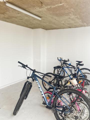 Vous recherchez un bien récent, confortable aux prestations de qualité ?
Vous êtes au bon endroit !

J'ai le plaisir de vous présenter cet appartement au coeur de la commune de La Chapelle des Fougeretz à quelques pas du centre bourg
Situé au 1er étage / 3, vous profiterez d'une belle exposition Sud Ouest 

Points forts :
- À deux pas des commodités
- Résidence récente de 2023 avec ascenseur
- Copropriété sécurisée et surveillée 
- Environnement calme et paysagé 
- Exposition Sud Ouest
- Petite terrasse sans vis à vis
- Faible consommation énergétique (panneaux solaires)
- Eau chaude incluse dans les charges 
- Buanderie aménagée 
- Place de stationnement extérieure et garage fermé
- Garage à vélos

Un intérieur moderne et fonctionnel 
Dès l'entrée vous découvrirez un agencement optimisé séparant harmonieusement l'espace nuit des pièces de vie

L'espace nuit : 
Deux chambres lumineuses équipées de fenêtres oscillo battantes
Une salle de bain contemporaine avec une spacieuse douche (170x90cm) et sèche serviette
Un WC suspendu indépendant
Une buanderie aménagée avec rangement et espace dédié au lave linge et sèche linge 

L'espace de vie : 
Convivial et très lumineux, vous profiterez d'une cuisine ouverte entèrement équipée
Four, plaques induction, hotte design et lave-vaisselle

Le salon séjour s'ouvre largement sur l'espace extérieur et bénéficie d'une vue dégagée 
Vous pourrez alors profitez d'une petite terrasse idéale pour vos repas de plein air ou vos moments de détente

Ce bien réunit tous les critères pour un confort de vie optimal
N'attendez plus !