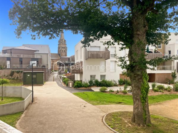 Vous recherchez un bien récent, confortable aux prestations de qualité ?
Vous êtes au bon endroit !

J'ai le plaisir de vous présenter cet appartement au coeur de la commune de La Chapelle des Fougeretz à quelques pas du centre bourg
Situé au 1er étage / 3, vous profiterez d'une belle exposition Sud Ouest 

Points forts :
- À deux pas des commodités
- Résidence récente de 2023 avec ascenseur
- Copropriété sécurisée et surveillée 
- Environnement calme et paysagé 
- Exposition Sud Ouest
- Petite terrasse sans vis à vis
- Faible consommation énergétique (panneaux solaires)
- Eau chaude incluse dans les charges 
- Buanderie aménagée 
- Place de stationnement extérieure et garage fermé
- Garage à vélos

Un intérieur moderne et fonctionnel 
Dès l'entrée vous découvrirez un agencement optimisé séparant harmonieusement l'espace nuit des pièces de vie

L'espace nuit : 
Deux chambres lumineuses équipées de fenêtres oscillo battantes
Une salle de bain contemporaine avec une spacieuse douche (170x90cm) et sèche serviette
Un WC suspendu indépendant
Une buanderie aménagée avec rangement et espace dédié au lave linge et sèche linge 

L'espace de vie : 
Convivial et très lumineux, vous profiterez d'une cuisine ouverte entèrement équipée
Four, plaques induction, hotte design et lave-vaisselle

Le salon séjour s'ouvre largement sur l'espace extérieur et bénéficie d'une vue dégagée 
Vous pourrez alors profitez d'une petite terrasse idéale pour vos repas de plein air ou vos moments de détente

Ce bien réunit tous les critères pour un confort de vie optimal
N'attendez plus !
