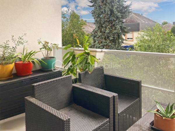 Vous recherchez un bien récent, confortable aux prestations de qualité ?
Vous êtes au bon endroit !

J'ai le plaisir de vous présenter cet appartement au coeur de la commune de La Chapelle des Fougeretz à quelques pas du centre bourg
Situé au 1er étage / 3, vous profiterez d'une belle exposition Sud Ouest 

Points forts :
- À deux pas des commodités
- Résidence récente de 2023 avec ascenseur
- Copropriété sécurisée et surveillée 
- Environnement calme et paysagé 
- Exposition Sud Ouest
- Petite terrasse sans vis à vis
- Faible consommation énergétique (panneaux solaires)
- Eau chaude incluse dans les charges 
- Buanderie aménagée 
- Place de stationnement extérieure et garage fermé
- Garage à vélos

Un intérieur moderne et fonctionnel 
Dès l'entrée vous découvrirez un agencement optimisé séparant harmonieusement l'espace nuit des pièces de vie

L'espace nuit : 
Deux chambres lumineuses équipées de fenêtres oscillo battantes
Une salle de bain contemporaine avec une spacieuse douche (170x90cm) et sèche serviette
Un WC suspendu indépendant
Une buanderie aménagée avec rangement et espace dédié au lave linge et sèche linge 

L'espace de vie : 
Convivial et très lumineux, vous profiterez d'une cuisine ouverte entèrement équipée
Four, plaques induction, hotte design et lave-vaisselle

Le salon séjour s'ouvre largement sur l'espace extérieur et bénéficie d'une vue dégagée 
Vous pourrez alors profitez d'une petite terrasse idéale pour vos repas de plein air ou vos moments de détente

Ce bien réunit tous les critères pour un confort de vie optimal
N'attendez plus !