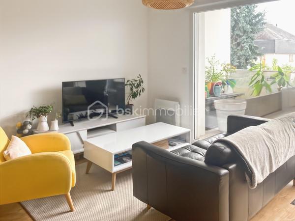 Vous recherchez un bien récent, confortable aux prestations de qualité ?
Vous êtes au bon endroit !

J'ai le plaisir de vous présenter cet appartement au coeur de la commune de La Chapelle des Fougeretz à quelques pas du centre bourg
Situé au 1er étage / 3, vous profiterez d'une belle exposition Sud Ouest 

Points forts :
- À deux pas des commodités
- Résidence récente de 2023 avec ascenseur
- Copropriété sécurisée et surveillée 
- Environnement calme et paysagé 
- Exposition Sud Ouest
- Petite terrasse sans vis à vis
- Faible consommation énergétique (panneaux solaires)
- Eau chaude incluse dans les charges 
- Buanderie aménagée 
- Place de stationnement extérieure et garage fermé
- Garage à vélos

Un intérieur moderne et fonctionnel 
Dès l'entrée vous découvrirez un agencement optimisé séparant harmonieusement l'espace nuit des pièces de vie

L'espace nuit : 
Deux chambres lumineuses équipées de fenêtres oscillo battantes
Une salle de bain contemporaine avec une spacieuse douche (170x90cm) et sèche serviette
Un WC suspendu indépendant
Une buanderie aménagée avec rangement et espace dédié au lave linge et sèche linge 

L'espace de vie : 
Convivial et très lumineux, vous profiterez d'une cuisine ouverte entèrement équipée
Four, plaques induction, hotte design et lave-vaisselle

Le salon séjour s'ouvre largement sur l'espace extérieur et bénéficie d'une vue dégagée 
Vous pourrez alors profitez d'une petite terrasse idéale pour vos repas de plein air ou vos moments de détente

Ce bien réunit tous les critères pour un confort de vie optimal
N'attendez plus !