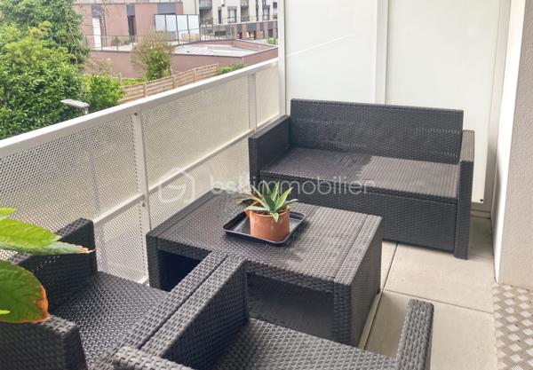 Vous recherchez un bien récent, confortable aux prestations de qualité ?
Vous êtes au bon endroit !

J'ai le plaisir de vous présenter cet appartement au coeur de la commune de La Chapelle des Fougeretz à quelques pas du centre bourg
Situé au 1er étage / 3, vous profiterez d'une belle exposition Sud Ouest 

Points forts :
- À deux pas des commodités
- Résidence récente de 2023 avec ascenseur
- Copropriété sécurisée et surveillée 
- Environnement calme et paysagé 
- Exposition Sud Ouest
- Petite terrasse sans vis à vis
- Faible consommation énergétique (panneaux solaires)
- Eau chaude incluse dans les charges 
- Buanderie aménagée 
- Place de stationnement extérieure et garage fermé
- Garage à vélos

Un intérieur moderne et fonctionnel 
Dès l'entrée vous découvrirez un agencement optimisé séparant harmonieusement l'espace nuit des pièces de vie

L'espace nuit : 
Deux chambres lumineuses équipées de fenêtres oscillo battantes
Une salle de bain contemporaine avec une spacieuse douche (170x90cm) et sèche serviette
Un WC suspendu indépendant
Une buanderie aménagée avec rangement et espace dédié au lave linge et sèche linge 

L'espace de vie : 
Convivial et très lumineux, vous profiterez d'une cuisine ouverte entèrement équipée
Four, plaques induction, hotte design et lave-vaisselle

Le salon séjour s'ouvre largement sur l'espace extérieur et bénéficie d'une vue dégagée 
Vous pourrez alors profitez d'une petite terrasse idéale pour vos repas de plein air ou vos moments de détente

Ce bien réunit tous les critères pour un confort de vie optimal
N'attendez plus !