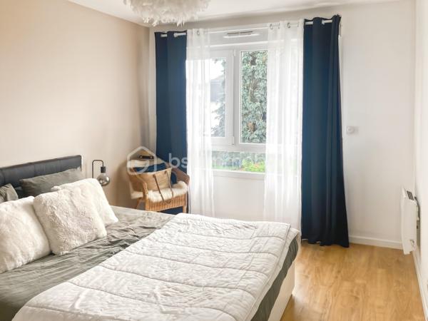 Vous recherchez un bien récent, confortable aux prestations de qualité ?
Vous êtes au bon endroit !

J'ai le plaisir de vous présenter cet appartement au coeur de la commune de La Chapelle des Fougeretz à quelques pas du centre bourg
Situé au 1er étage / 3, vous profiterez d'une belle exposition Sud Ouest 

Points forts :
- À deux pas des commodités
- Résidence récente de 2023 avec ascenseur
- Copropriété sécurisée et surveillée 
- Environnement calme et paysagé 
- Exposition Sud Ouest
- Petite terrasse sans vis à vis
- Faible consommation énergétique (panneaux solaires)
- Eau chaude incluse dans les charges 
- Buanderie aménagée 
- Place de stationnement extérieure et garage fermé
- Garage à vélos

Un intérieur moderne et fonctionnel 
Dès l'entrée vous découvrirez un agencement optimisé séparant harmonieusement l'espace nuit des pièces de vie

L'espace nuit : 
Deux chambres lumineuses équipées de fenêtres oscillo battantes
Une salle de bain contemporaine avec une spacieuse douche (170x90cm) et sèche serviette
Un WC suspendu indépendant
Une buanderie aménagée avec rangement et espace dédié au lave linge et sèche linge 

L'espace de vie : 
Convivial et très lumineux, vous profiterez d'une cuisine ouverte entèrement équipée
Four, plaques induction, hotte design et lave-vaisselle

Le salon séjour s'ouvre largement sur l'espace extérieur et bénéficie d'une vue dégagée 
Vous pourrez alors profitez d'une petite terrasse idéale pour vos repas de plein air ou vos moments de détente

Ce bien réunit tous les critères pour un confort de vie optimal
N'attendez plus !