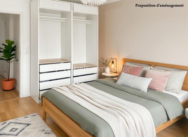 Vous recherchez un bien récent, confortable aux prestations de qualité ?
Vous êtes au bon endroit !

J'ai le plaisir de vous présenter cet appartement au coeur de la commune de La Chapelle des Fougeretz à quelques pas du centre bourg
Situé au 1er étage / 3, vous profiterez d'une belle exposition Sud Ouest 

Points forts :
- À deux pas des commodités
- Résidence récente de 2023 avec ascenseur
- Copropriété sécurisée et surveillée 
- Environnement calme et paysagé 
- Exposition Sud Ouest
- Petite terrasse sans vis à vis
- Faible consommation énergétique (panneaux solaires)
- Eau chaude incluse dans les charges 
- Buanderie aménagée 
- Place de stationnement extérieure et garage fermé
- Garage à vélos

Un intérieur moderne et fonctionnel 
Dès l'entrée vous découvrirez un agencement optimisé séparant harmonieusement l'espace nuit des pièces de vie

L'espace nuit : 
Deux chambres lumineuses équipées de fenêtres oscillo battantes
Une salle de bain contemporaine avec une spacieuse douche (170x90cm) et sèche serviette
Un WC suspendu indépendant
Une buanderie aménagée avec rangement et espace dédié au lave linge et sèche linge 

L'espace de vie : 
Convivial et très lumineux, vous profiterez d'une cuisine ouverte entèrement équipée
Four, plaques induction, hotte design et lave-vaisselle

Le salon séjour s'ouvre largement sur l'espace extérieur et bénéficie d'une vue dégagée 
Vous pourrez alors profitez d'une petite terrasse idéale pour vos repas de plein air ou vos moments de détente

Ce bien réunit tous les critères pour un confort de vie optimal
N'attendez plus !