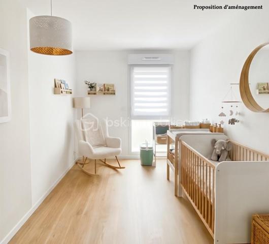 Vous recherchez un bien récent, confortable aux prestations de qualité ?
Vous êtes au bon endroit !

J'ai le plaisir de vous présenter cet appartement au coeur de la commune de La Chapelle des Fougeretz à quelques pas du centre bourg
Situé au 1er étage / 3, vous profiterez d'une belle exposition Sud Ouest 

Points forts :
- À deux pas des commodités
- Résidence récente de 2023 avec ascenseur
- Copropriété sécurisée et surveillée 
- Environnement calme et paysagé 
- Exposition Sud Ouest
- Petite terrasse sans vis à vis
- Faible consommation énergétique (panneaux solaires)
- Eau chaude incluse dans les charges 
- Buanderie aménagée 
- Place de stationnement extérieure et garage fermé
- Garage à vélos

Un intérieur moderne et fonctionnel 
Dès l'entrée vous découvrirez un agencement optimisé séparant harmonieusement l'espace nuit des pièces de vie

L'espace nuit : 
Deux chambres lumineuses équipées de fenêtres oscillo battantes
Une salle de bain contemporaine avec une spacieuse douche (170x90cm) et sèche serviette
Un WC suspendu indépendant
Une buanderie aménagée avec rangement et espace dédié au lave linge et sèche linge 

L'espace de vie : 
Convivial et très lumineux, vous profiterez d'une cuisine ouverte entèrement équipée
Four, plaques induction, hotte design et lave-vaisselle

Le salon séjour s'ouvre largement sur l'espace extérieur et bénéficie d'une vue dégagée 
Vous pourrez alors profitez d'une petite terrasse idéale pour vos repas de plein air ou vos moments de détente

Ce bien réunit tous les critères pour un confort de vie optimal
N'attendez plus !