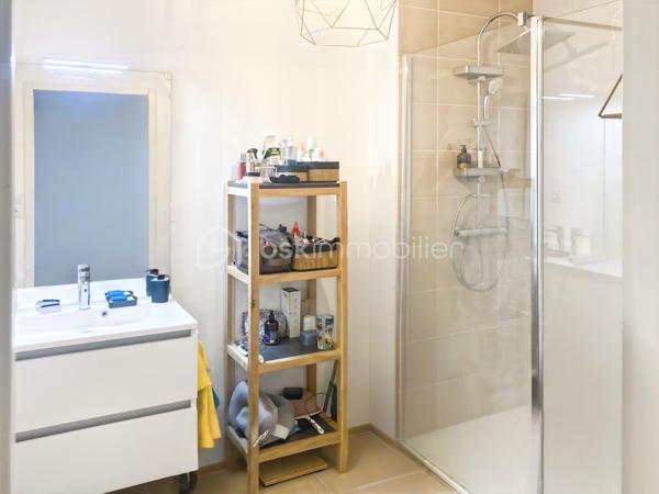 Vous recherchez un bien récent, confortable aux prestations de qualité ?
Vous êtes au bon endroit !

J'ai le plaisir de vous présenter cet appartement au coeur de la commune de La Chapelle des Fougeretz à quelques pas du centre bourg
Situé au 1er étage / 3, vous profiterez d'une belle exposition Sud Ouest 

Points forts :
- À deux pas des commodités
- Résidence récente de 2023 avec ascenseur
- Copropriété sécurisée et surveillée 
- Environnement calme et paysagé 
- Exposition Sud Ouest
- Petite terrasse sans vis à vis
- Faible consommation énergétique (panneaux solaires)
- Eau chaude incluse dans les charges 
- Buanderie aménagée 
- Place de stationnement extérieure et garage fermé
- Garage à vélos

Un intérieur moderne et fonctionnel 
Dès l'entrée vous découvrirez un agencement optimisé séparant harmonieusement l'espace nuit des pièces de vie

L'espace nuit : 
Deux chambres lumineuses équipées de fenêtres oscillo battantes
Une salle de bain contemporaine avec une spacieuse douche (170x90cm) et sèche serviette
Un WC suspendu indépendant
Une buanderie aménagée avec rangement et espace dédié au lave linge et sèche linge 

L'espace de vie : 
Convivial et très lumineux, vous profiterez d'une cuisine ouverte entèrement équipée
Four, plaques induction, hotte design et lave-vaisselle

Le salon séjour s'ouvre largement sur l'espace extérieur et bénéficie d'une vue dégagée 
Vous pourrez alors profitez d'une petite terrasse idéale pour vos repas de plein air ou vos moments de détente

Ce bien réunit tous les critères pour un confort de vie optimal
N'attendez plus !