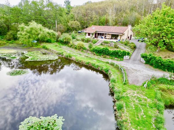 Une vue imprenable sur le lac, le tout dans un pavillon indépendant niché au cœur de magnifiques jardins privés.