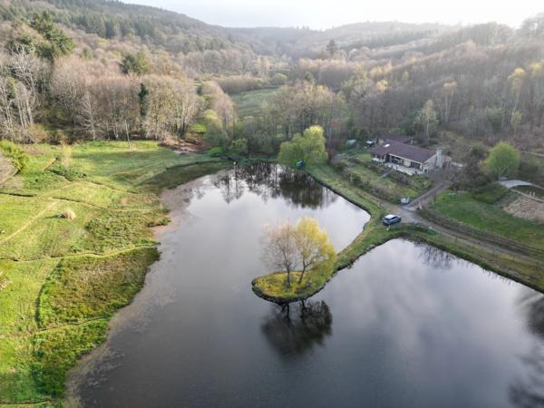 Une vue imprenable sur le lac, le tout dans un pavillon indépendant niché au cœur de magnifiques jardins privés.
