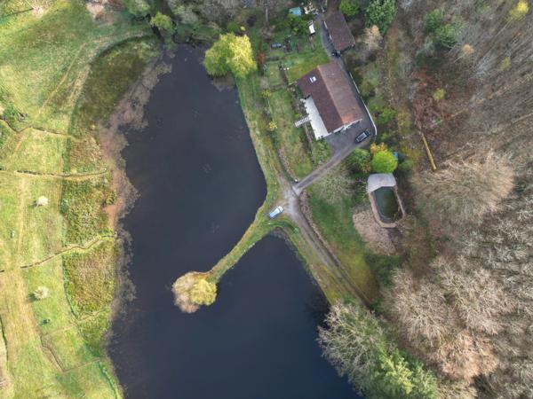 Une vue imprenable sur le lac, le tout dans un pavillon indépendant niché au cœur de magnifiques jardins privés.