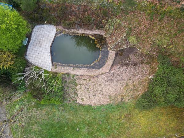 Une vue imprenable sur le lac, le tout dans un pavillon indépendant niché au cœur de magnifiques jardins privés.