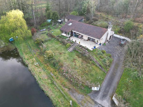 Une vue imprenable sur le lac, le tout dans un pavillon indépendant niché au cœur de magnifiques jardins privés.