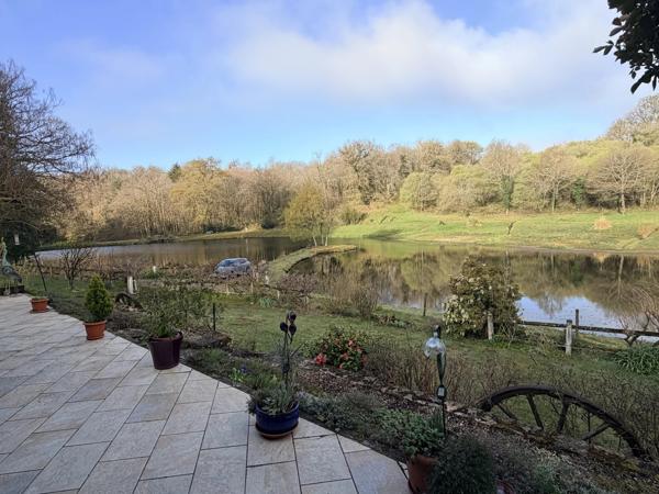 Une vue imprenable sur le lac, le tout dans un pavillon indépendant niché au cœur de magnifiques jardins privés.