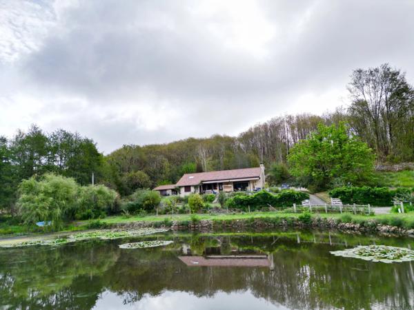 Une vue imprenable sur le lac, le tout dans un pavillon indépendant niché au cœur de magnifiques jardins privés.