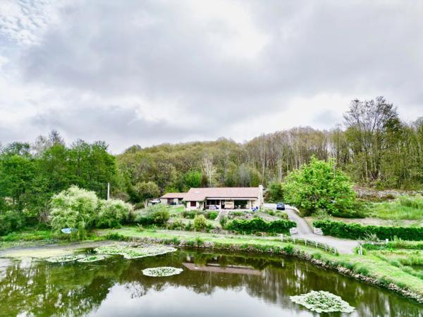 Une vue imprenable sur le lac, le tout dans un pavillon indépendant niché au cœur de magnifiques jardins privés.