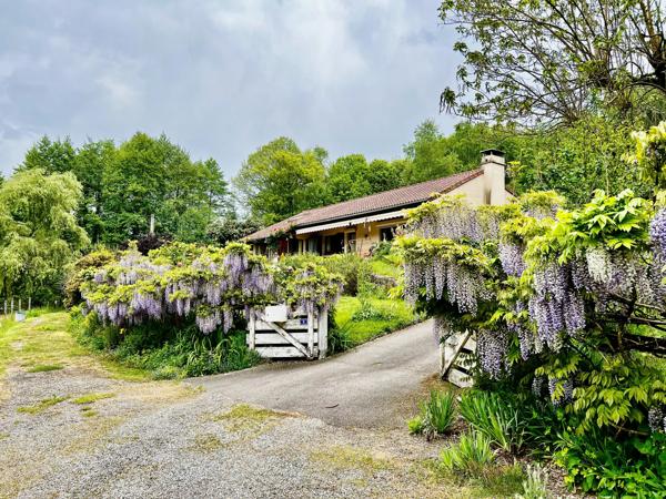 Une vue imprenable sur le lac, le tout dans un pavillon indépendant niché au cœur de magnifiques jardins privés.