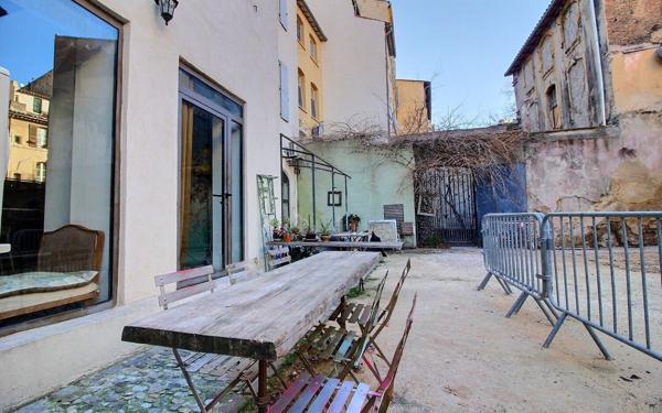 Appartement à vendre    1 pièce •  Marseille 1