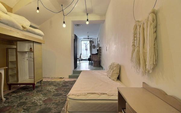 Appartement à vendre    1 pièce •  Marseille 1