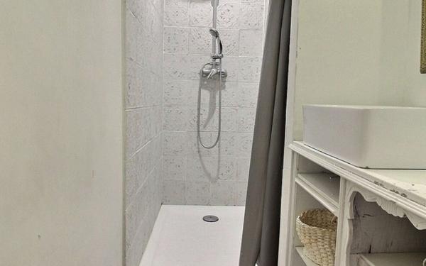 Appartement à vendre    1 pièce •  Marseille 1