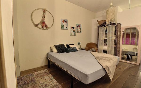 Appartement à vendre    1 pièce •  Marseille 1