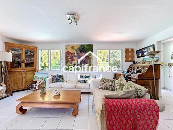 Magnifique villa à vendre 6 pièces, avec piscine dans un secteur très recherché à LE GOSIER (971)