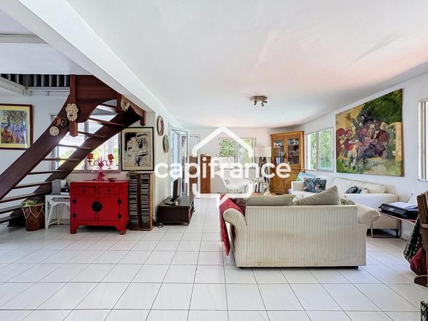 Magnifique villa à vendre 6 pièces, avec piscine dans un secteur très recherché à LE GOSIER (971)