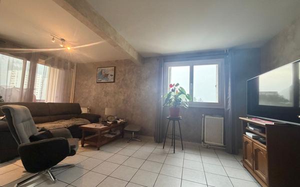 Appartement à vendre    3 pièces • 72 m2 Sassenage
