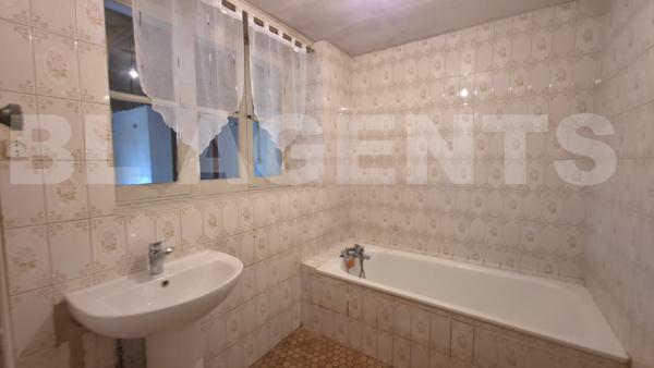 Grande maison de bourg pleine de potentiel à Saint-Mars-d’Outillé