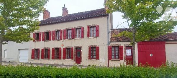 Au centre de Lorrez-le-Bocage maison de 154 m², 6 PP,  + grenier et dépendances. Idéal investisseur