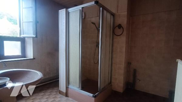 Au centre de Lorrez-le-Bocage maison de 154 m², 6 PP,  + grenier et dépendances. Idéal investisseur