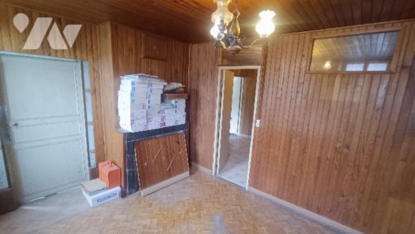 Au centre de Lorrez-le-Bocage maison de 154 m², 6 PP,  + grenier et dépendances. Idéal investisseur