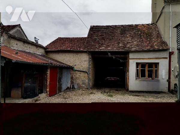 Au centre de Lorrez-le-Bocage maison de 154 m², 6 PP,  + grenier et dépendances. Idéal investisseur