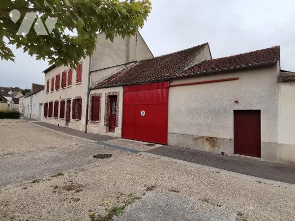 Au centre de Lorrez-le-Bocage maison de 154 m², 6 PP,  + grenier et dépendances. Idéal investisseur