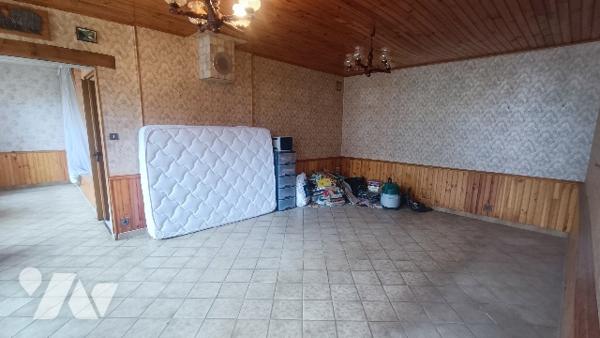 Au centre de Lorrez-le-Bocage maison de 154 m², 6 PP,  + grenier et dépendances. Idéal investisseur