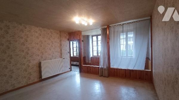 Au centre de Lorrez-le-Bocage maison de 154 m², 6 PP,  + grenier et dépendances. Idéal investisseur