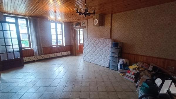 Au centre de Lorrez-le-Bocage maison de 154 m², 6 PP,  + grenier et dépendances. Idéal investisseur