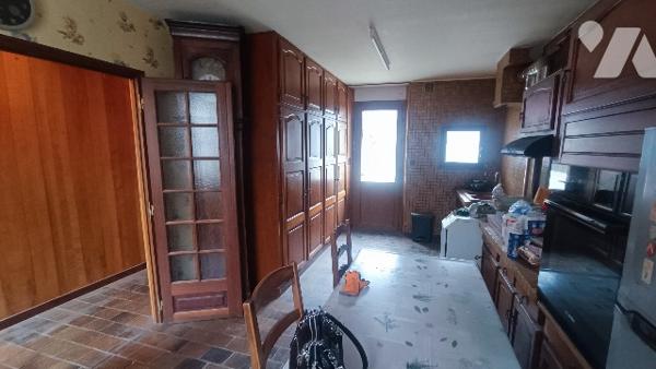 Au centre de Lorrez-le-Bocage maison de 154 m², 6 PP,  + grenier et dépendances. Idéal investisseur